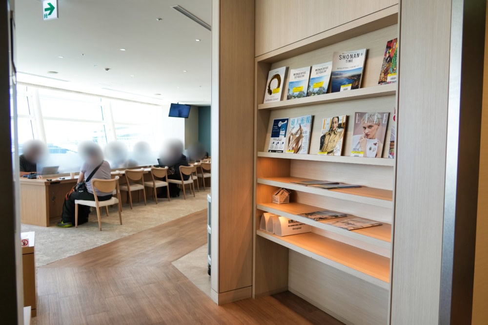羽田空港第3ターミナルSKYLOUNGE・マガジンラック