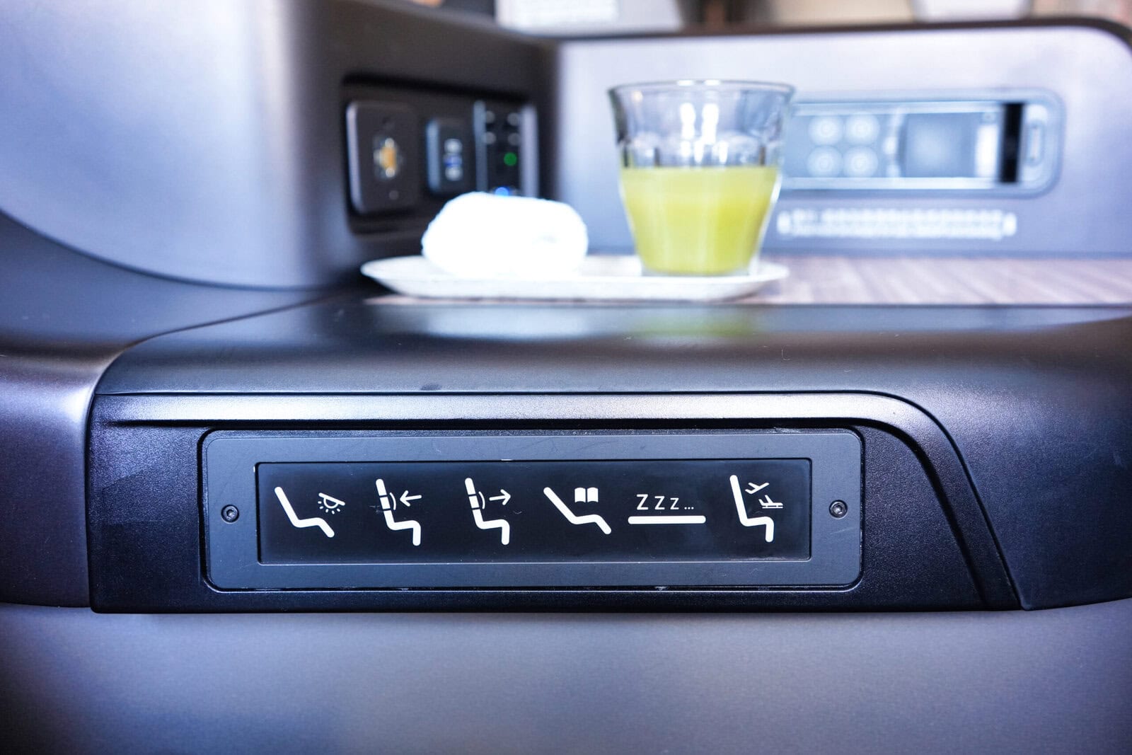 starlux-airlinesビジネスクラス搭乗記・A330シートコントローラー