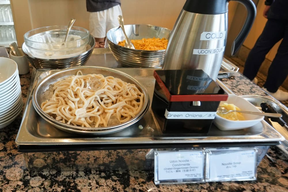 成田空港第1ターミナル第5サテライトUAクラブラウンジ・朝食メニュー・うどん