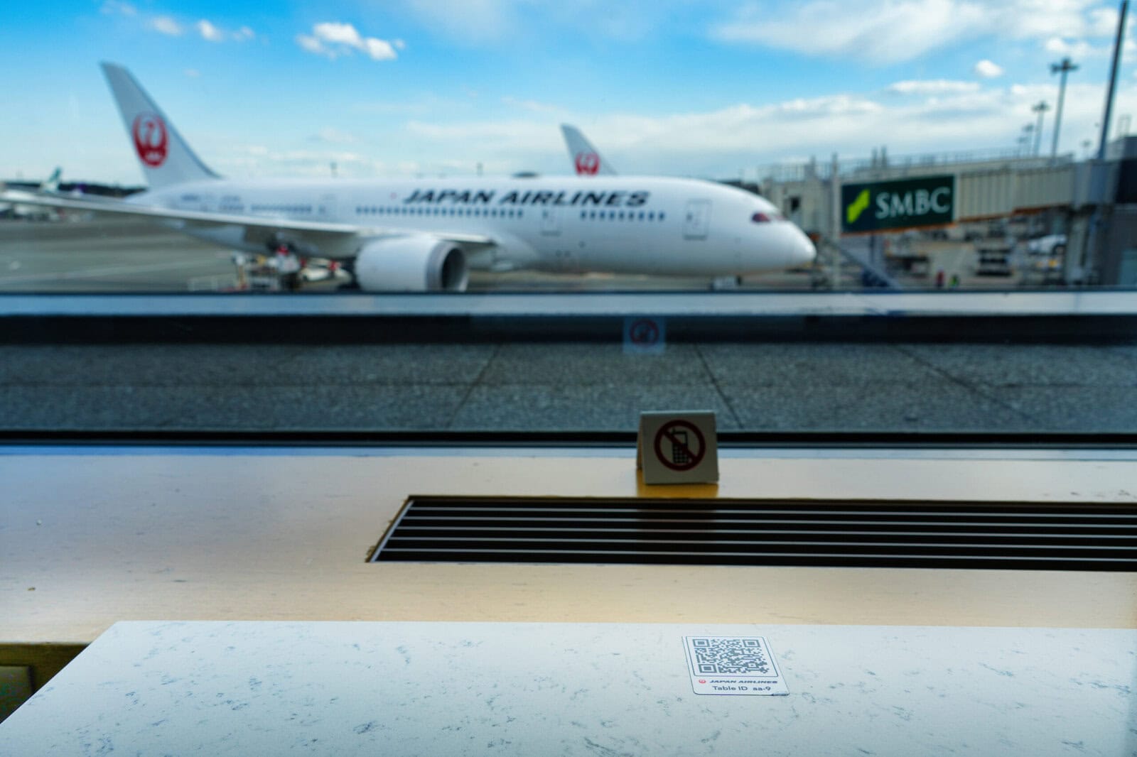 成田空港第2ターミナルJALサクララウンジ・QRコード
