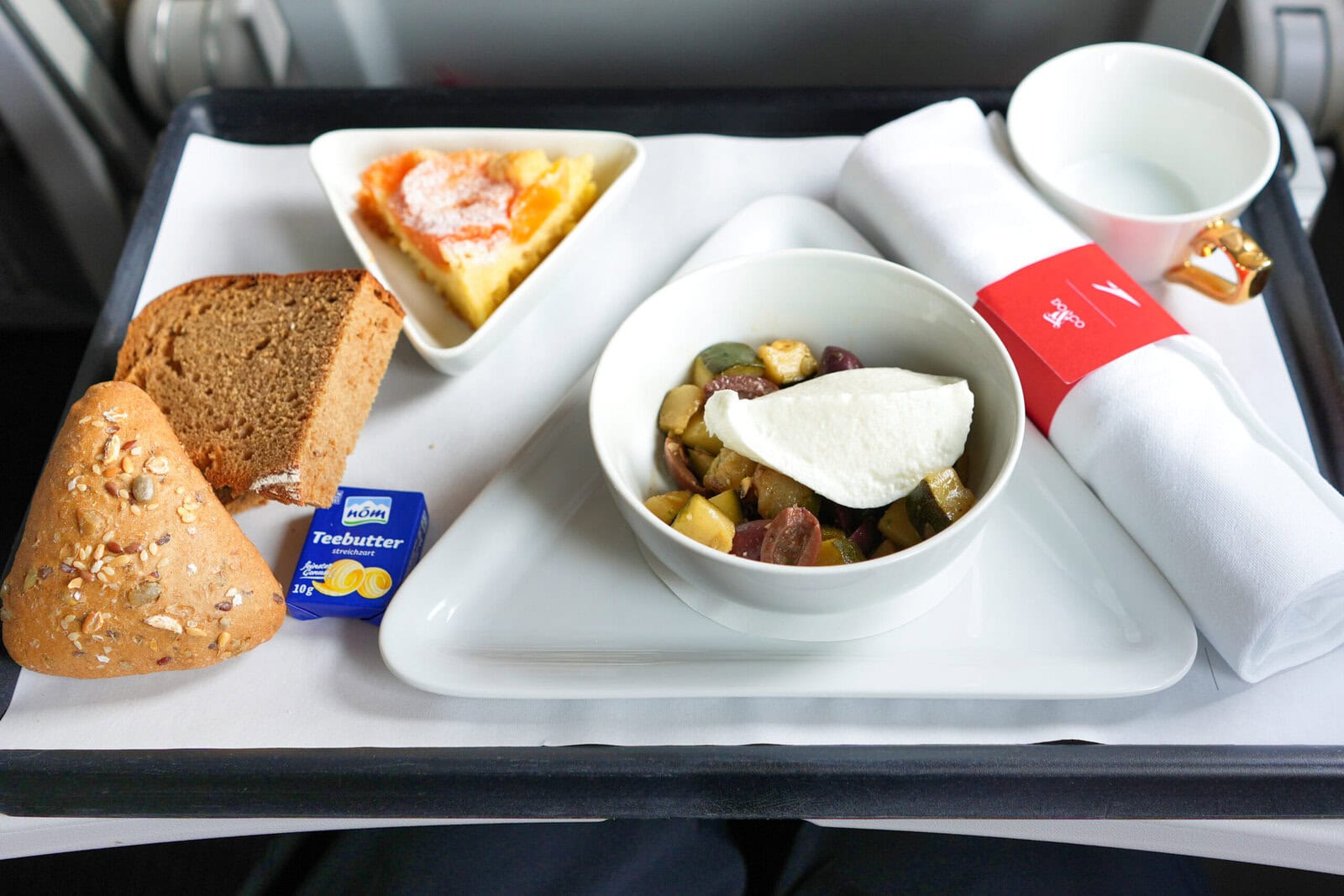 オーストリア航空ビジネスクラス搭乗記・機内食1