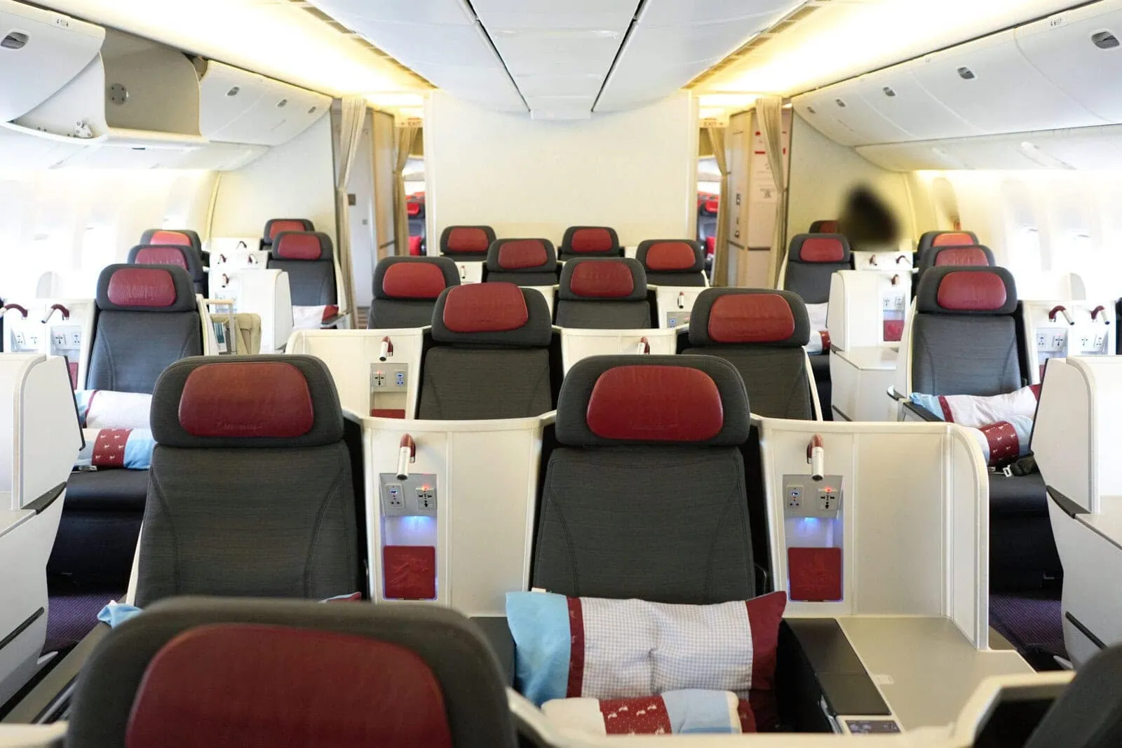 オーストリア航空ビジネスクラス搭乗記シート編・キャビン全体