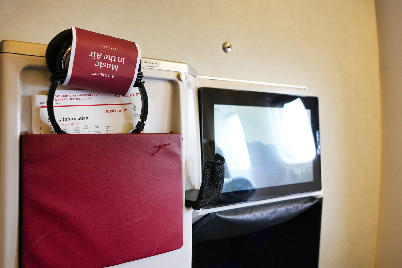 オーストリア航空ビジネスクラス搭乗記・一列目の収納