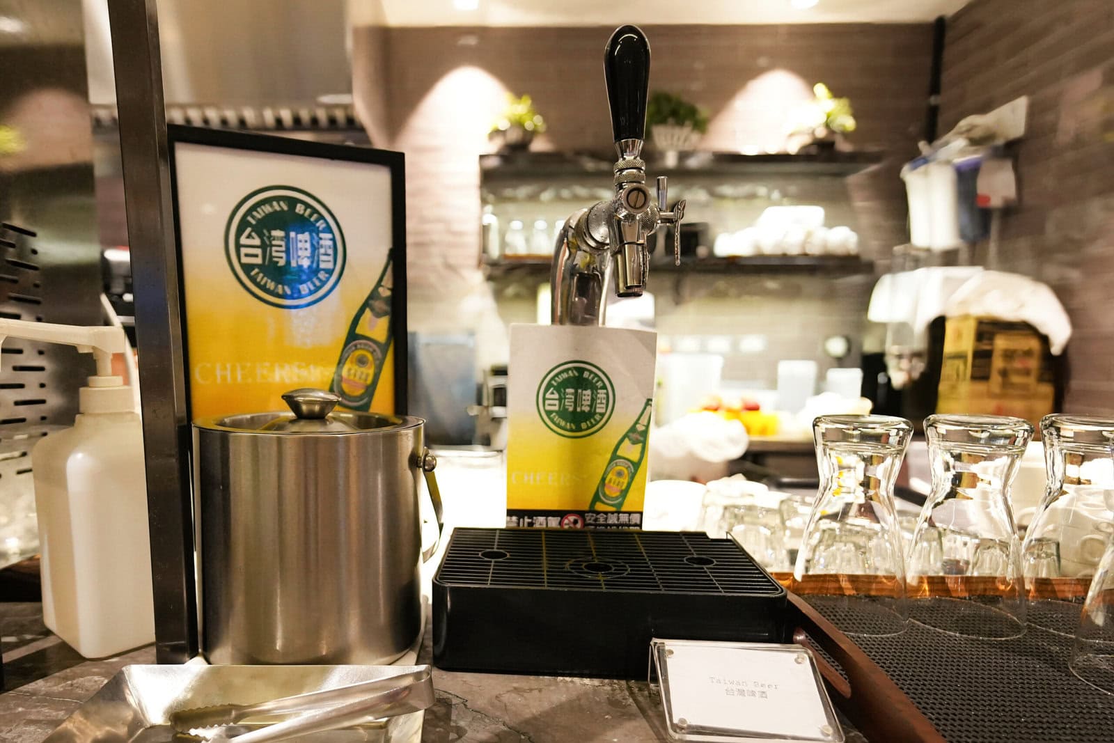台北桃園国際空港プラザプレミアムラウンジ・ダイニングエリア・台湾ビール