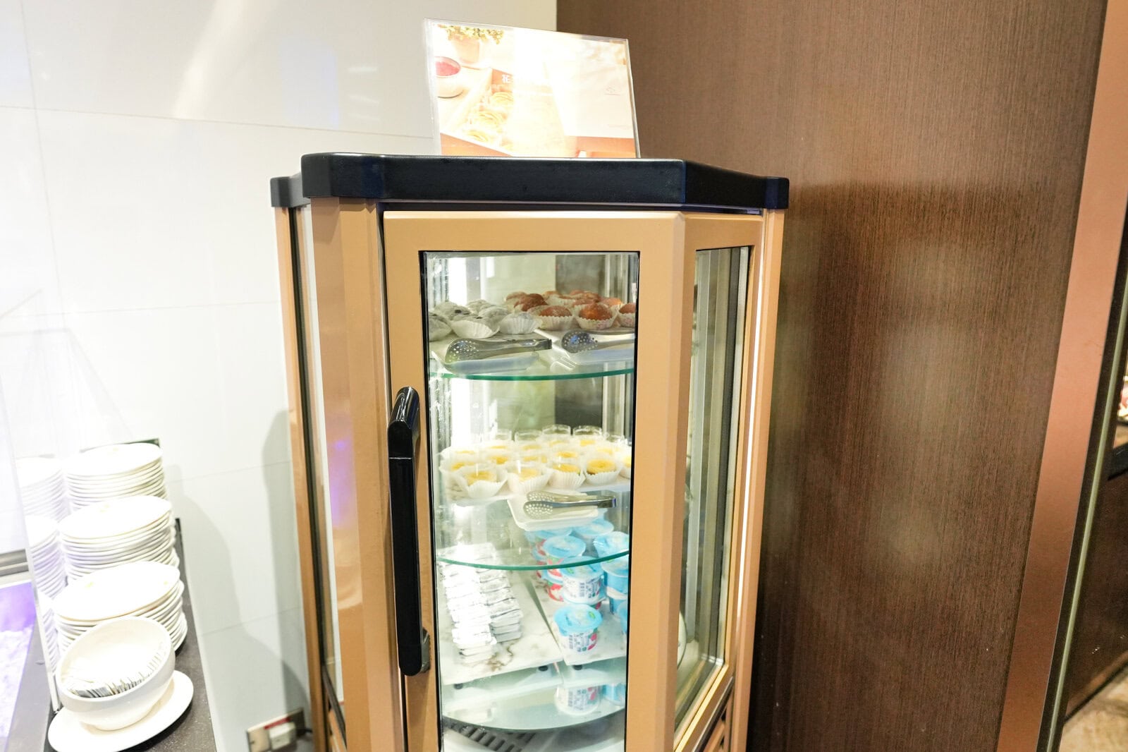 デザートが入ったチルドケース
