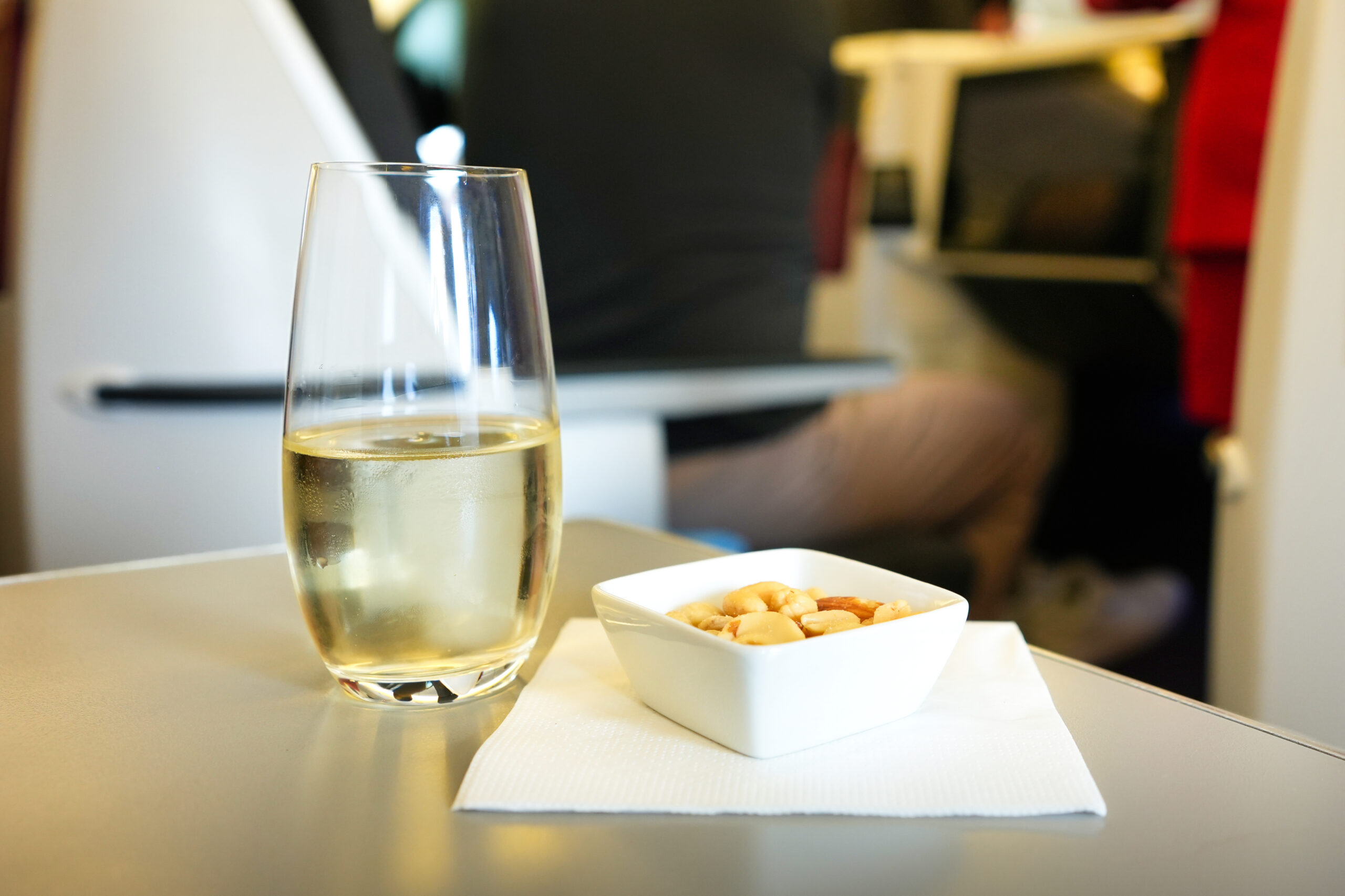 オーストリア航空ビジネスクラス搭乗記・機内食編・ウェルカムドリンクとナッツ