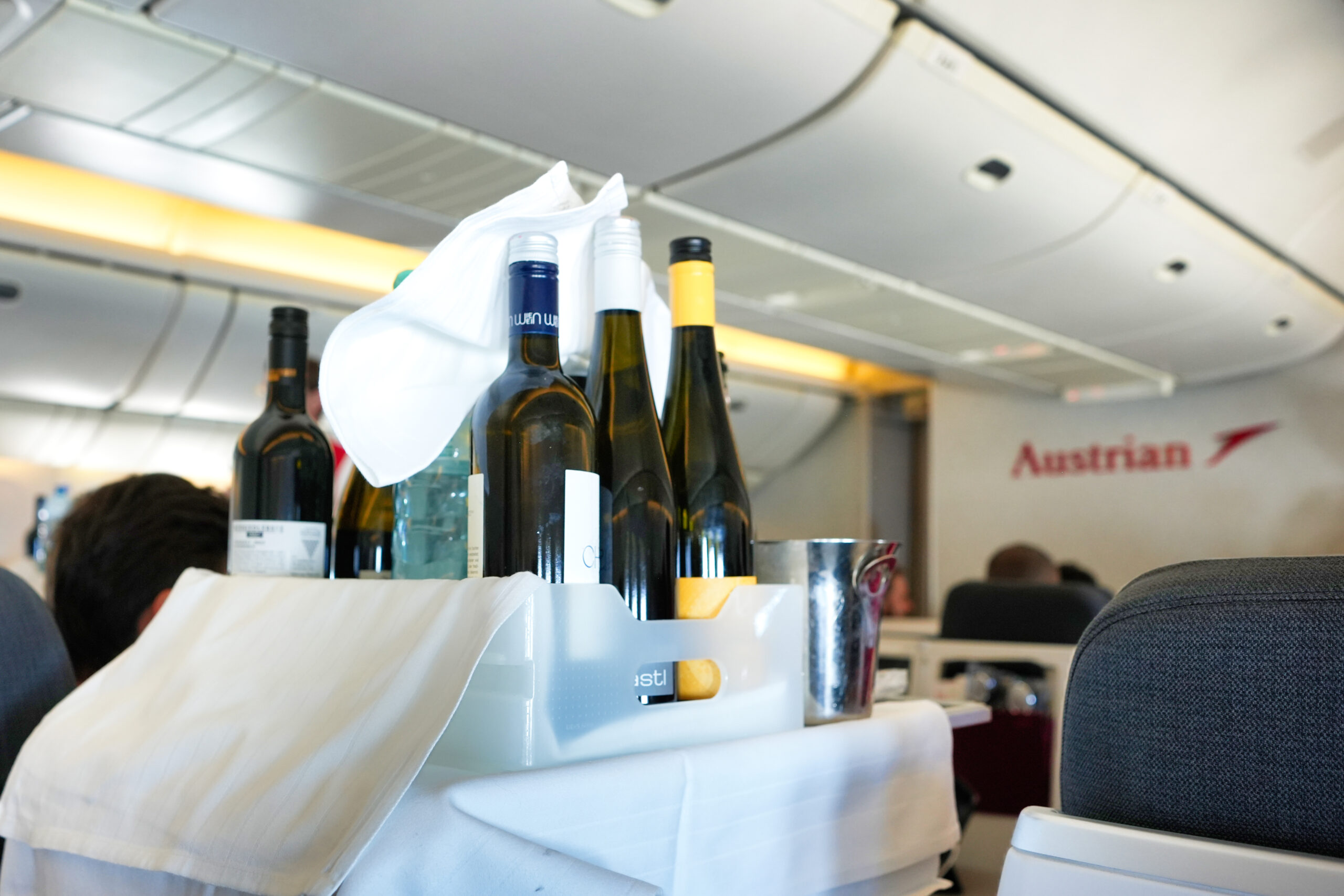 オーストリア航空ビジネスクラス搭乗記・機内食編・ドリンクのワゴンサービス