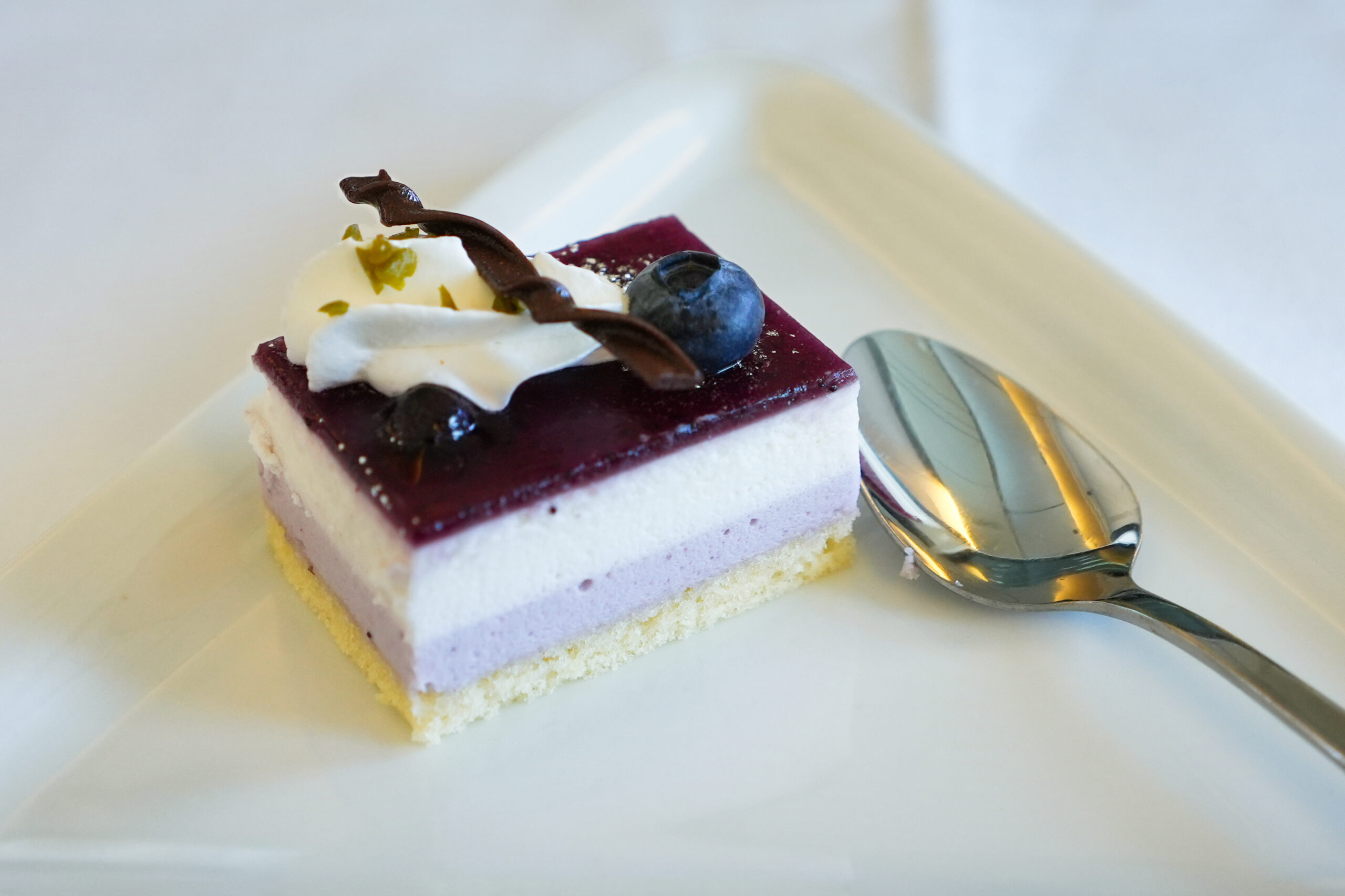 オーストリア航空ビジネスクラス搭乗記・機内食編・デザートのケーキ