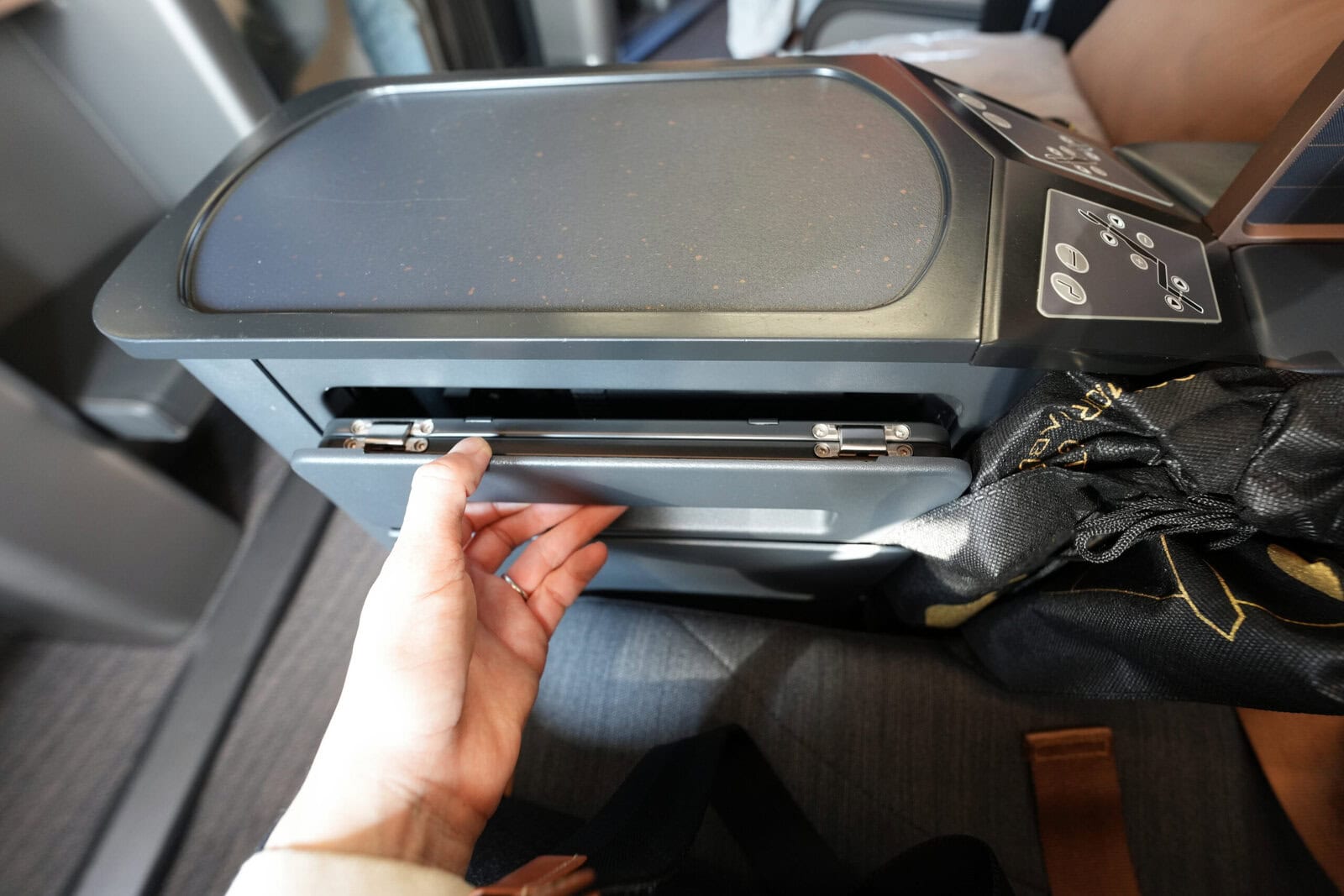 スターラックスA321ビジネスクラス テーブル収納