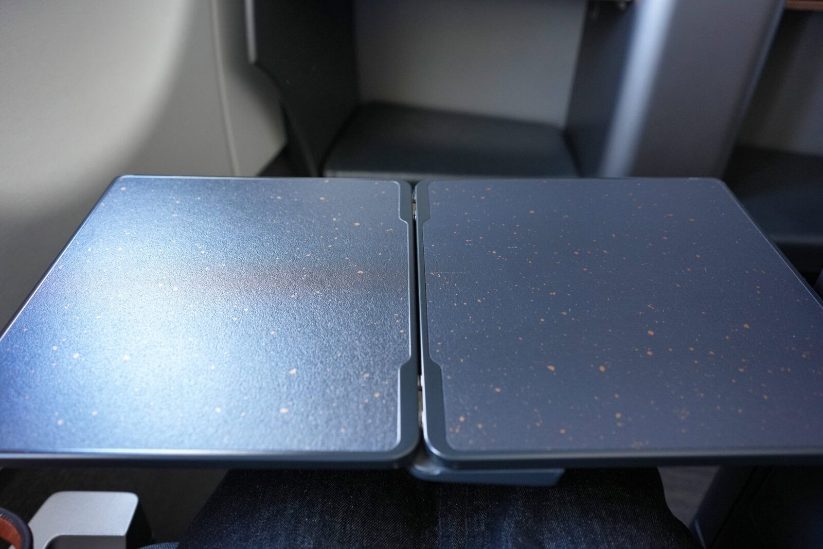 スターラックスA321ビジネスクラス テーブルを開けたところ