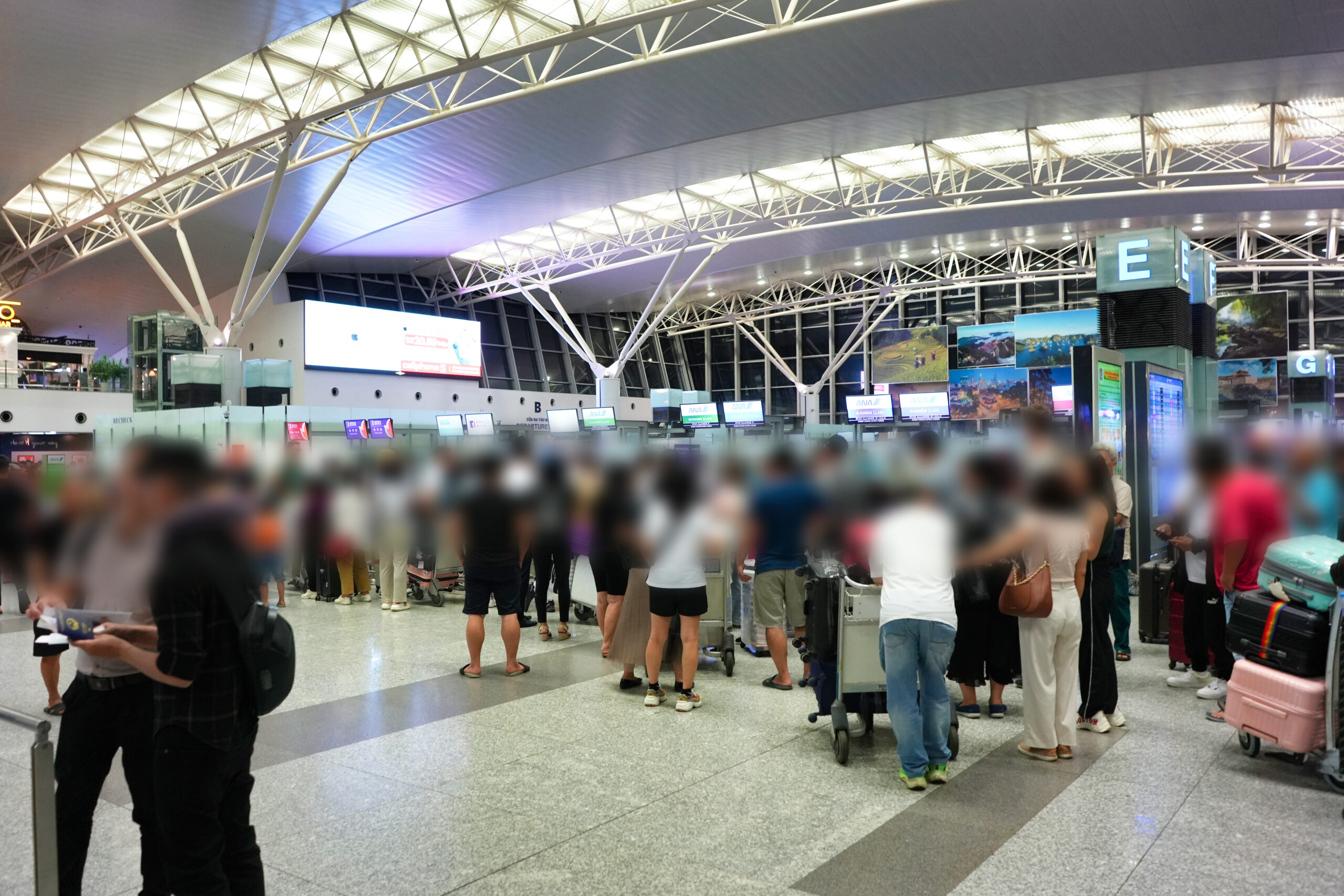 ハノイ国際空港チェックインカウンター前