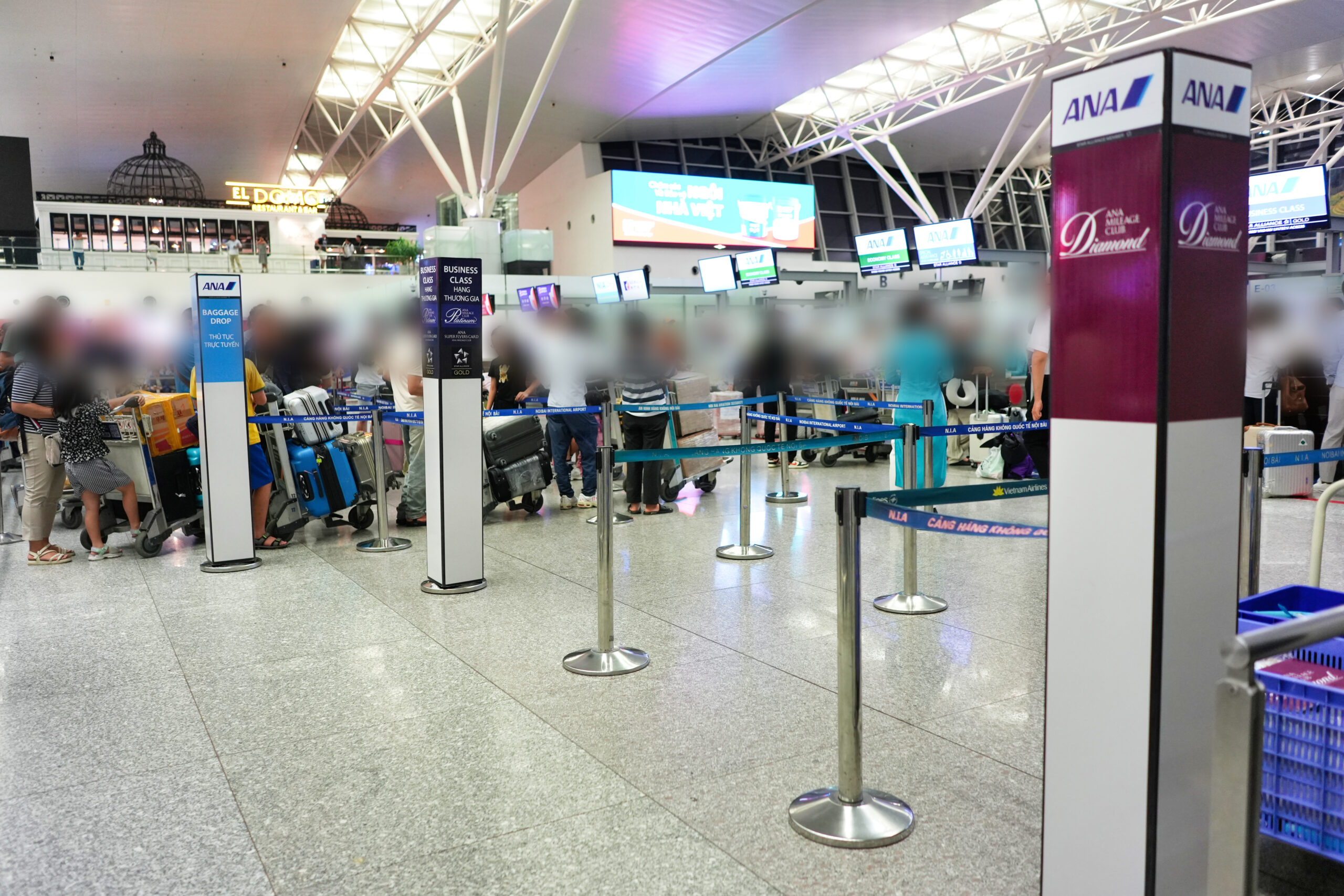 ハノイ国際空港ANAチェックインカウンター前