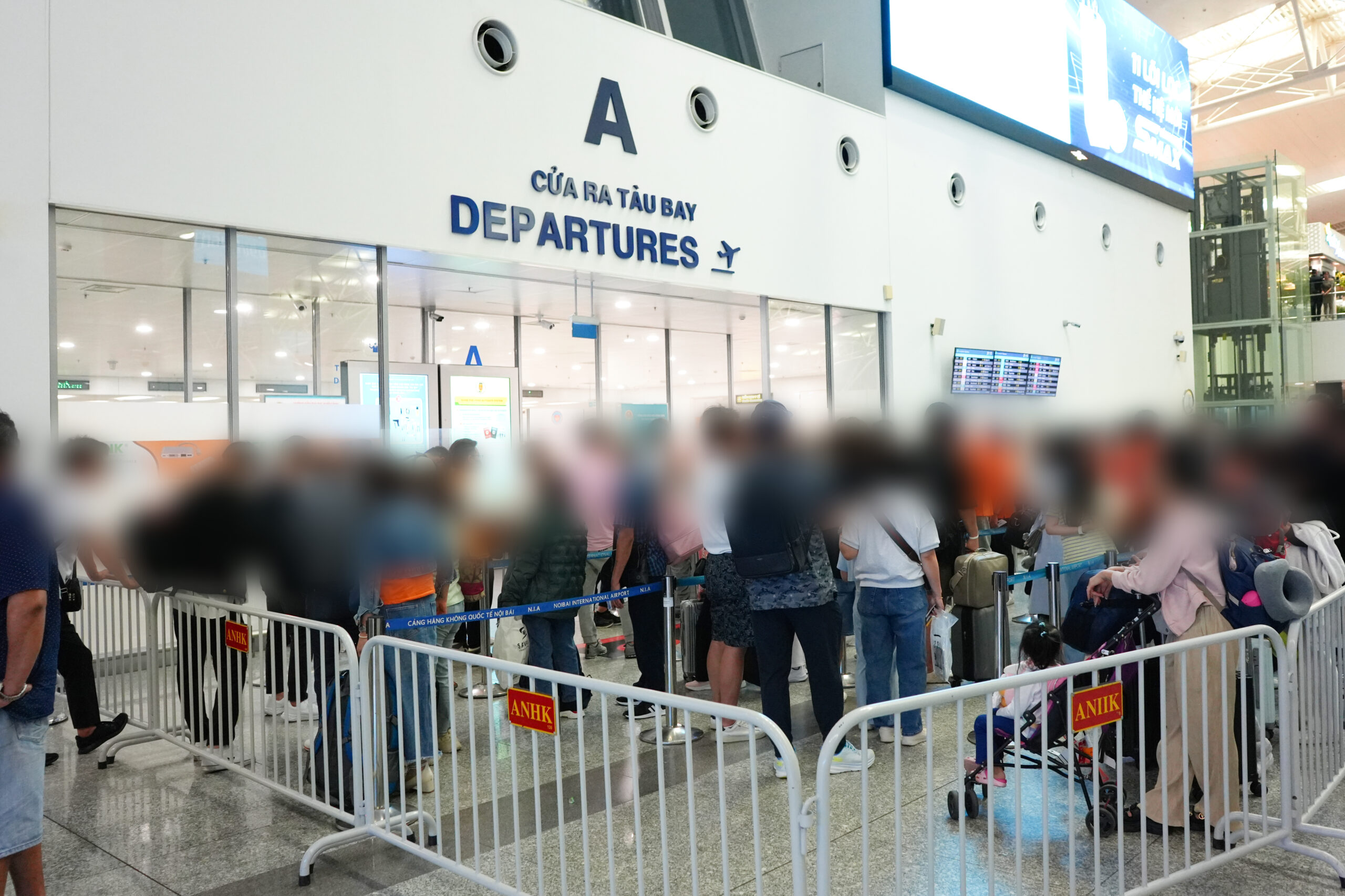 ハノイ国際空港・出発口前