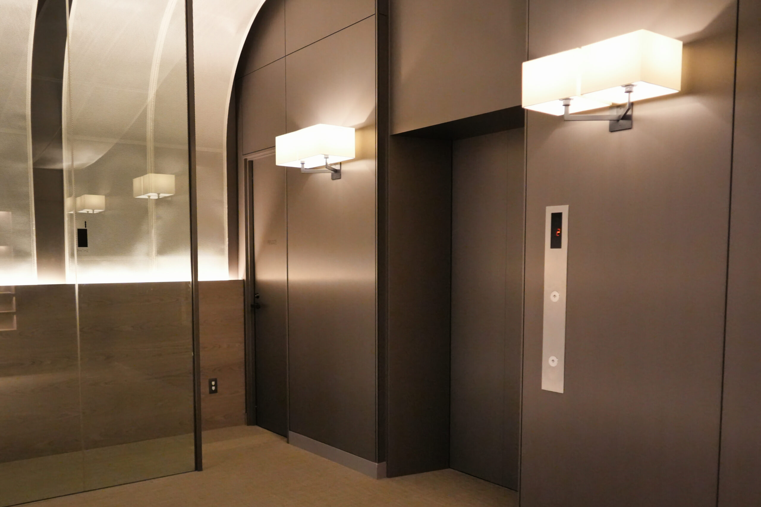 SKY Lounge south 下階のエレベーターホール