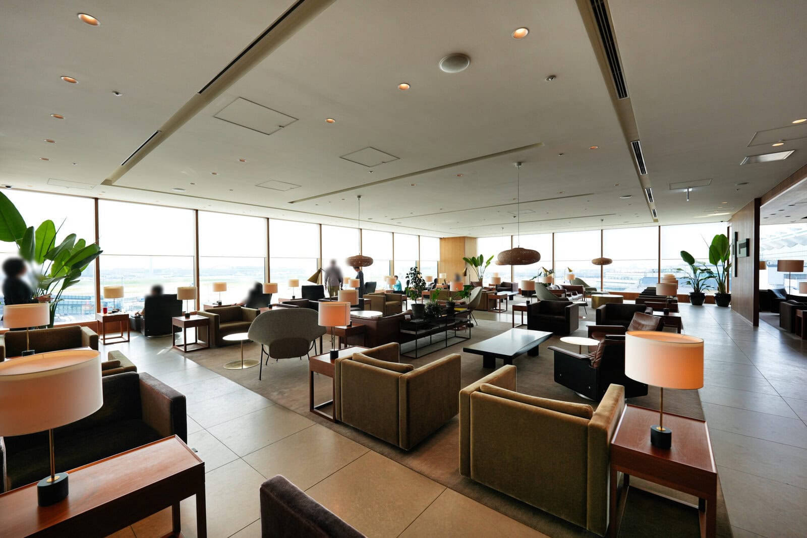 羽田空港キャセイパシフィック航空ラウンジ・右手のラウンジエリア