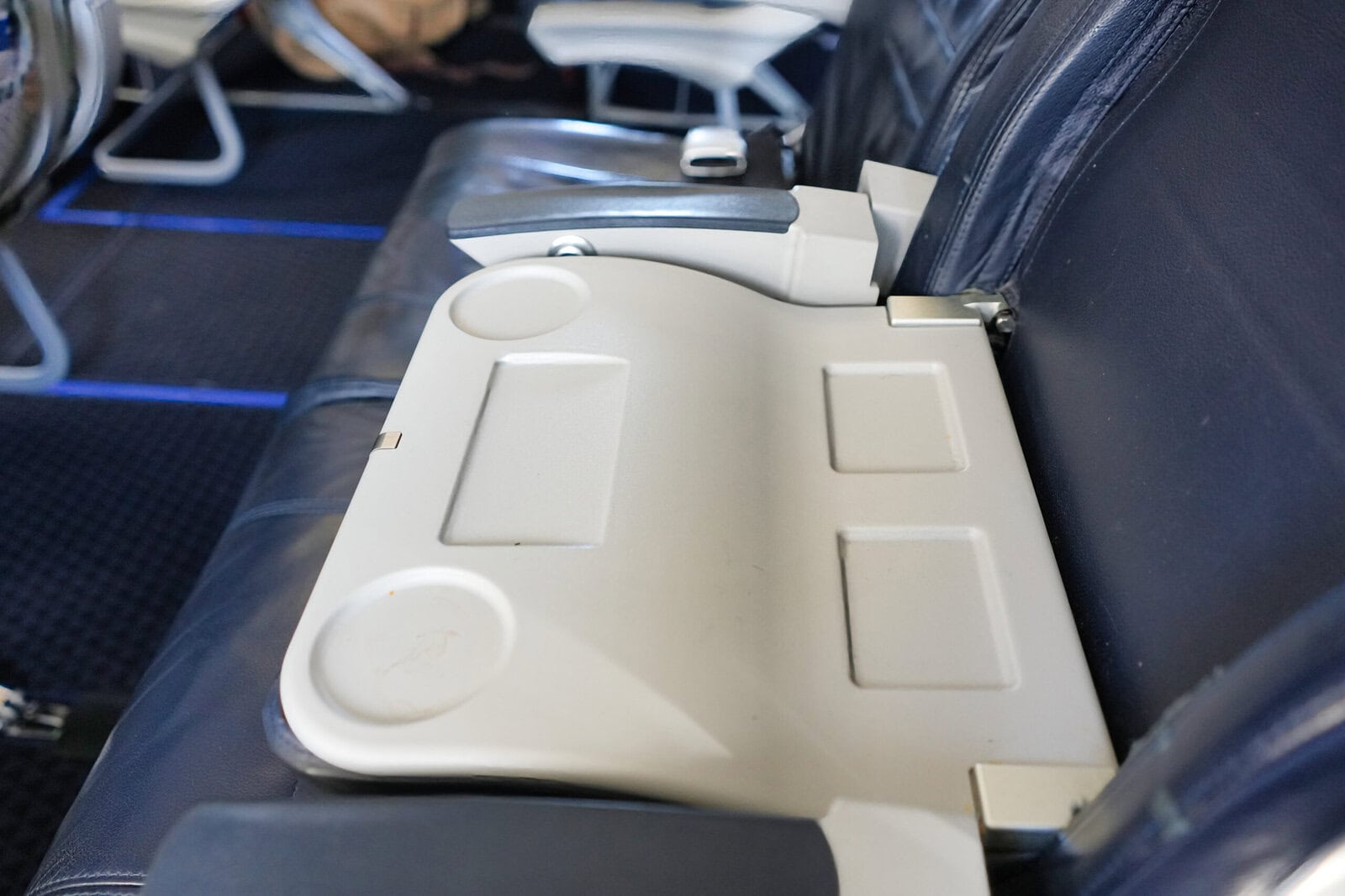 エーゲ航空ビジネスクラス搭乗記・アテネ発サントリーニ行き・真ん中の席はブロック