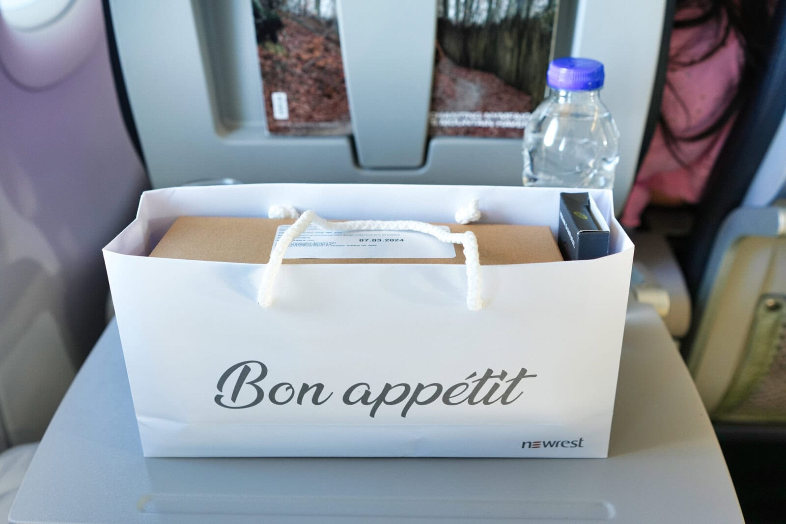 エーゲ航空ビジネスクラス搭乗記・機内食は配布