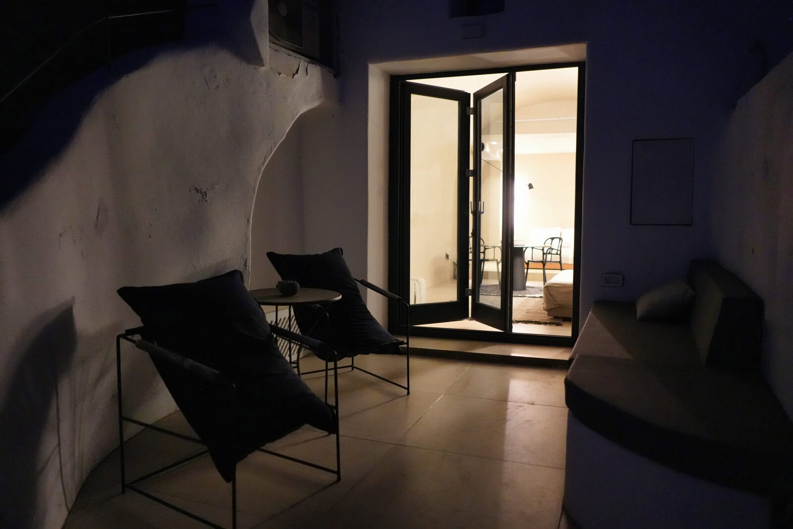 サントリーニの洞窟ホテルIoTa Monocave by Thireon宿泊記・暗くなると外から見えてしまう