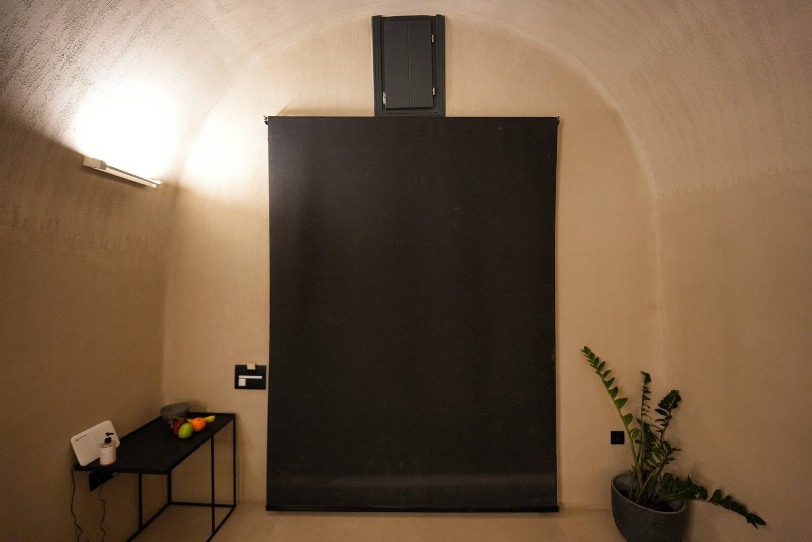 サントリーニの洞窟ホテルIoTa Monocave by Thireon宿泊記・ロールスクリーン