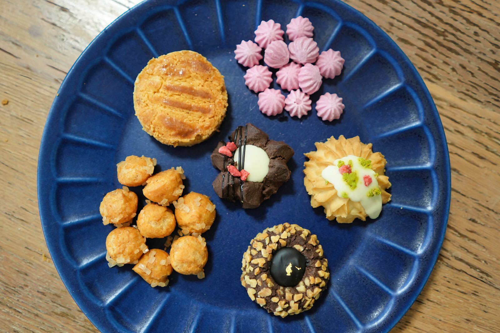 Cookie886 Selectedのクッキーを皿に並べたところ