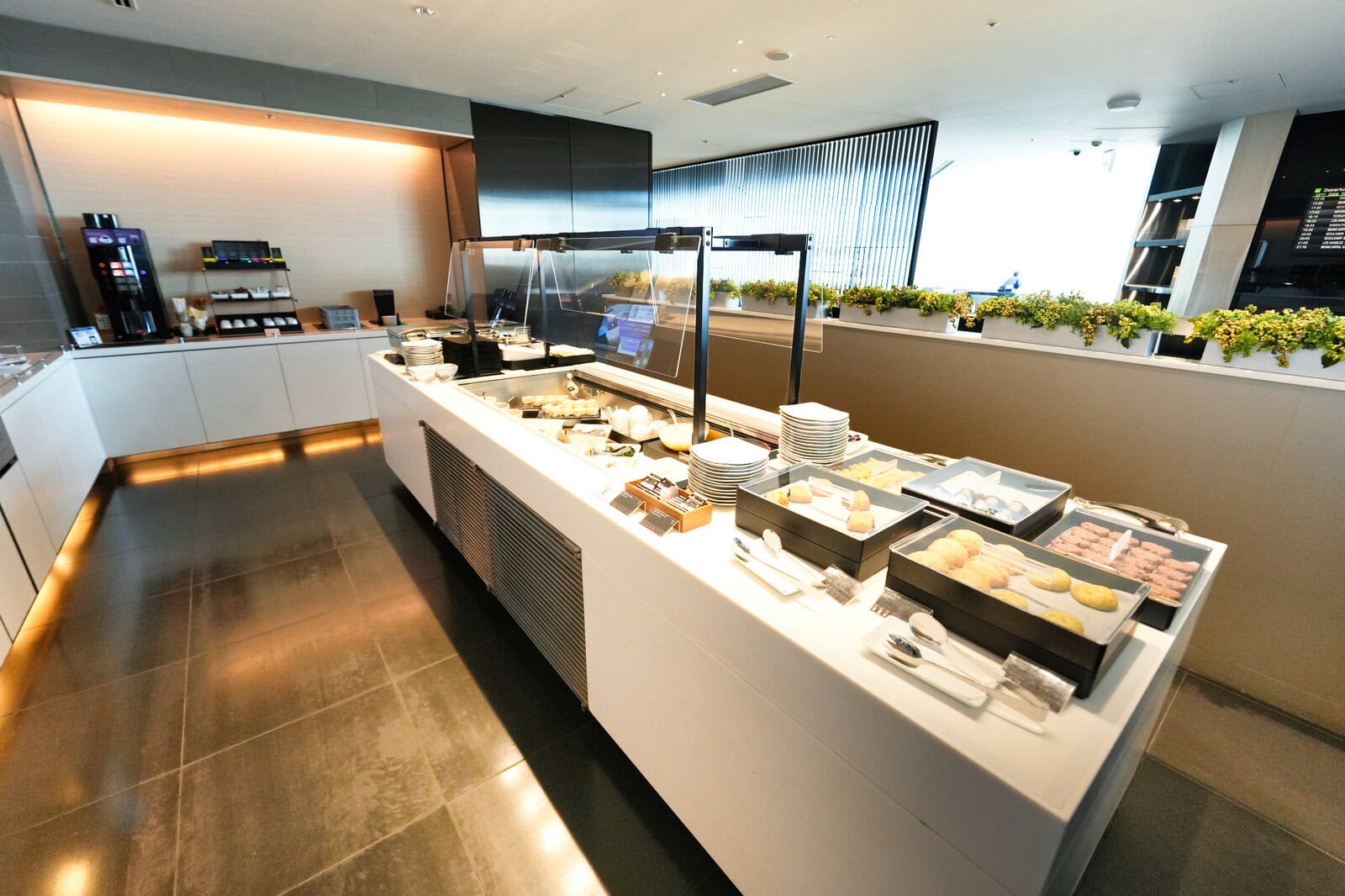 羽田空港ANAラウンジ・奥のブッフェコーナー