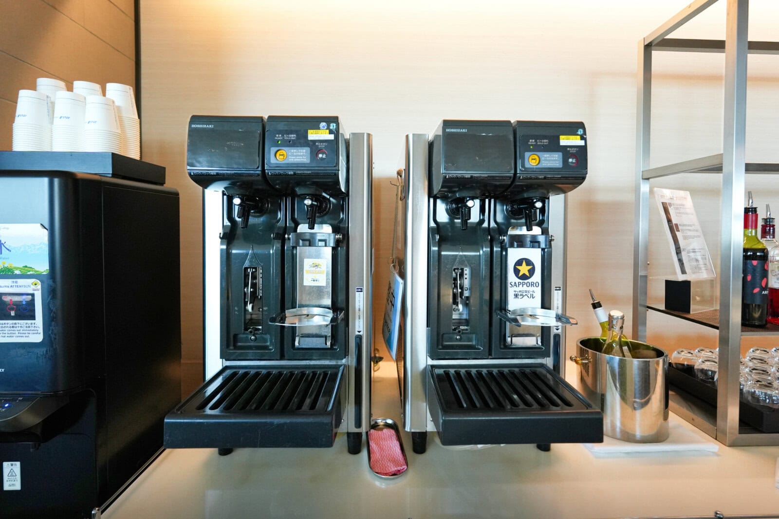 羽田空港ANAラウンジ・奥のビールはキリンとサッポロ
