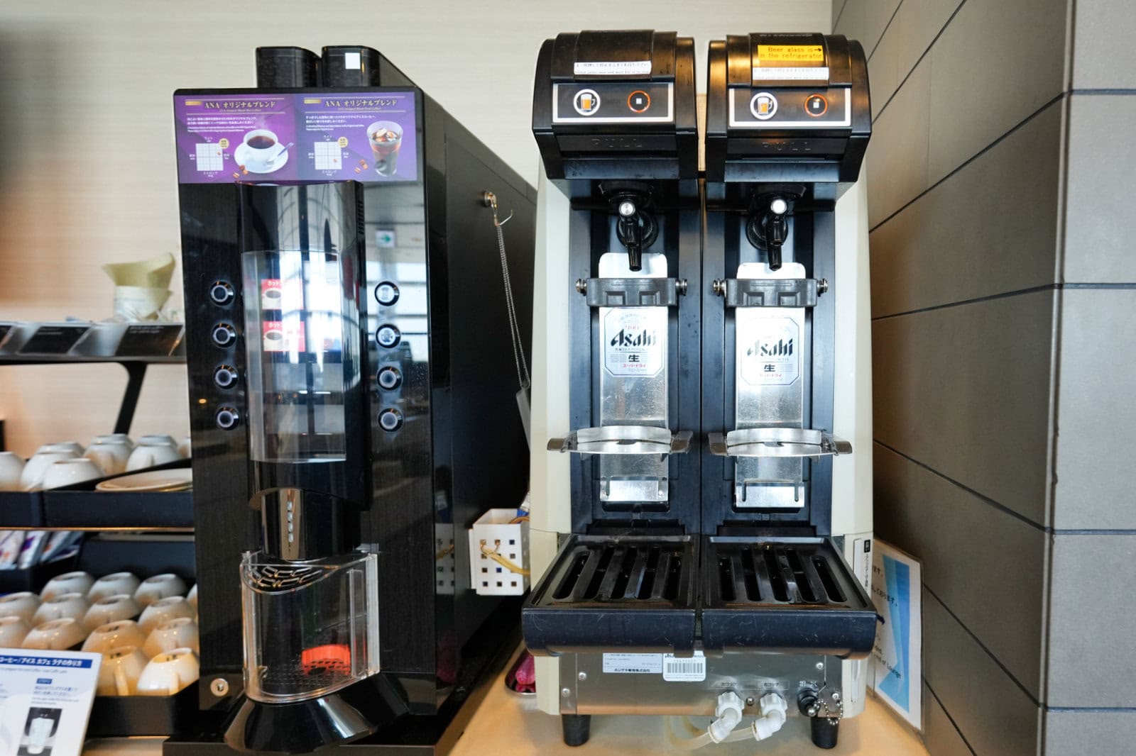 羽田空港ANAラウンジ・入口側のビールはアサヒ