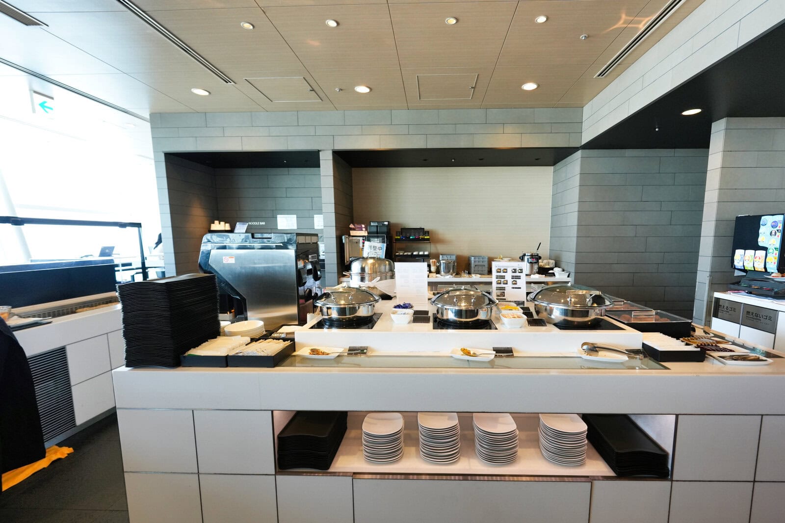 羽田空港ANAラウンジ・入口側のブッフェコーナー