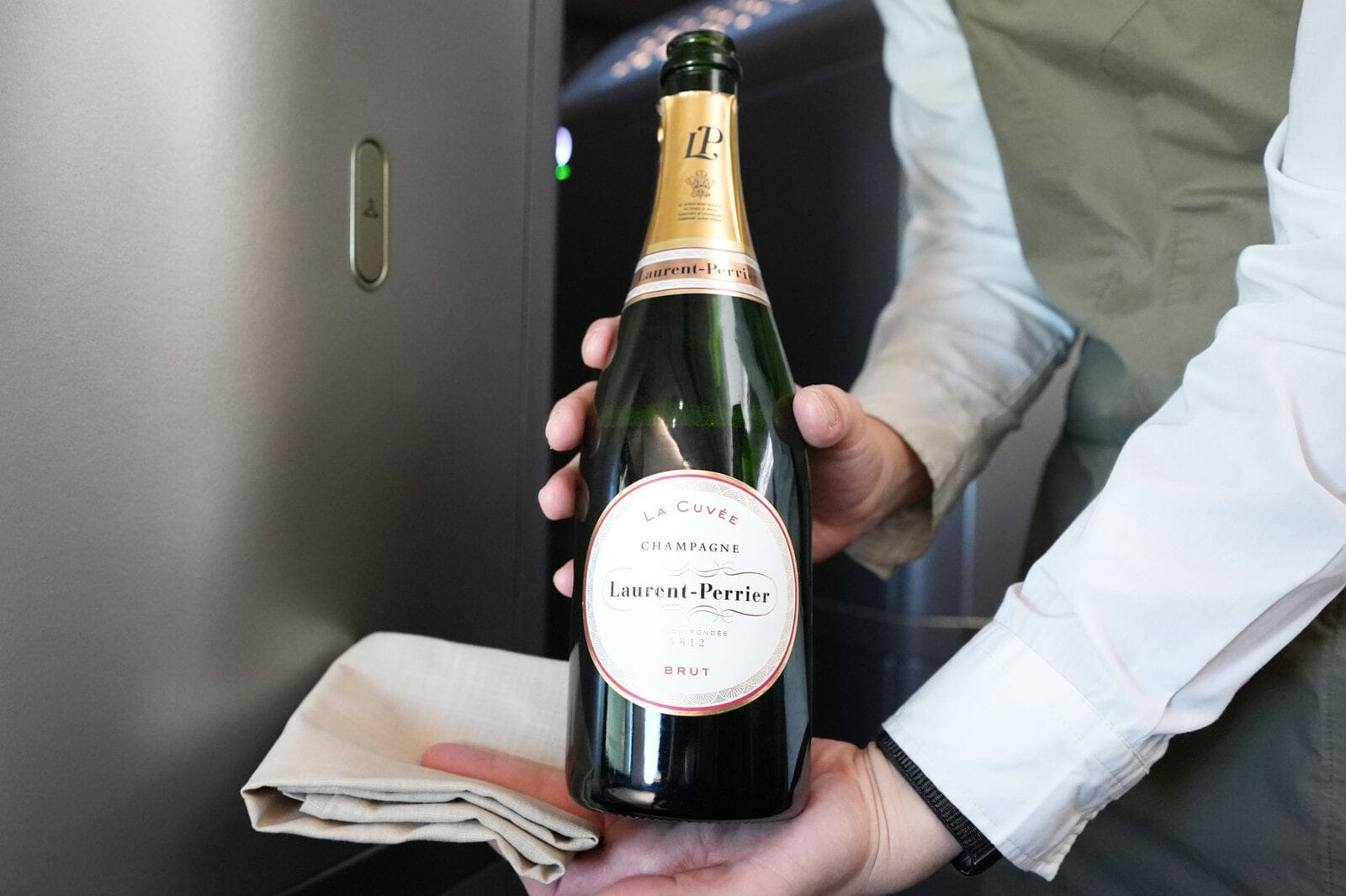 スターラックス航空A350ビジネスクラス搭乗記・シャンパンはローランペリエ