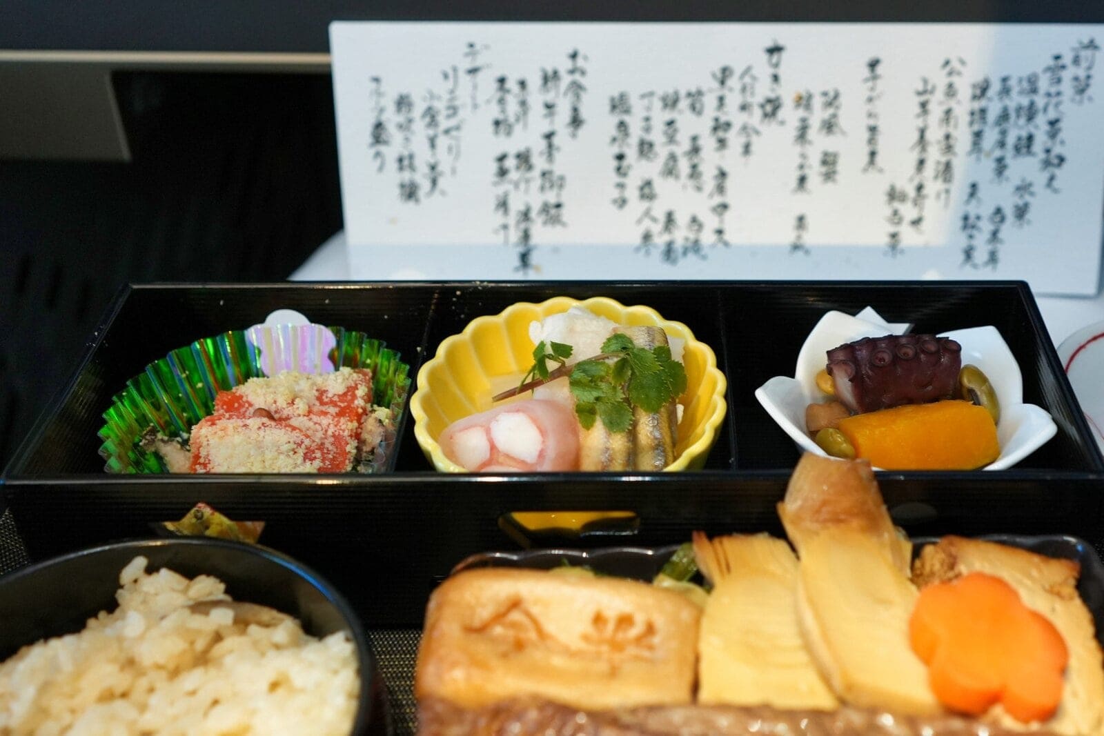 スターラックス航空A350ビジネスクラス搭乗記・機内食は今半のすき焼きと付け合わせ