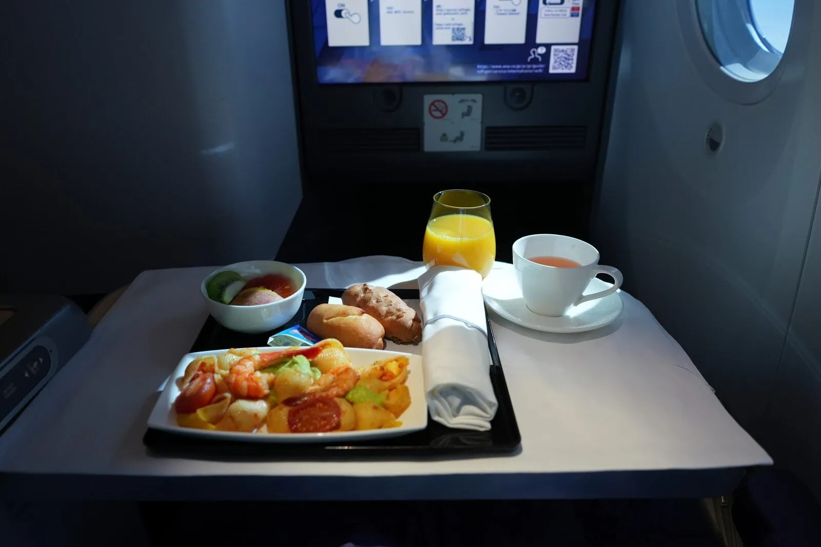 ANAビジネスクラス搭乗記・羽田〜バンクーバー・2度目の機内食は洋食を選択