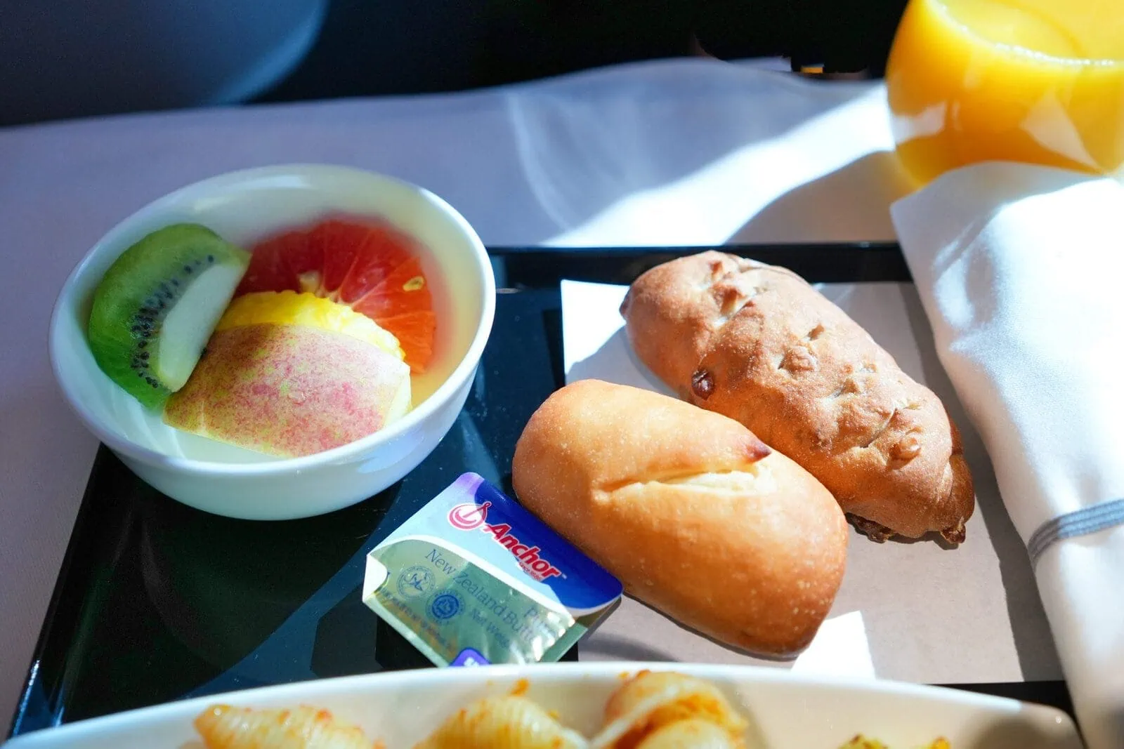 ANAビジネスクラス搭乗記・羽田〜バンクーバー・2度目の機内食・パンとフルーツ