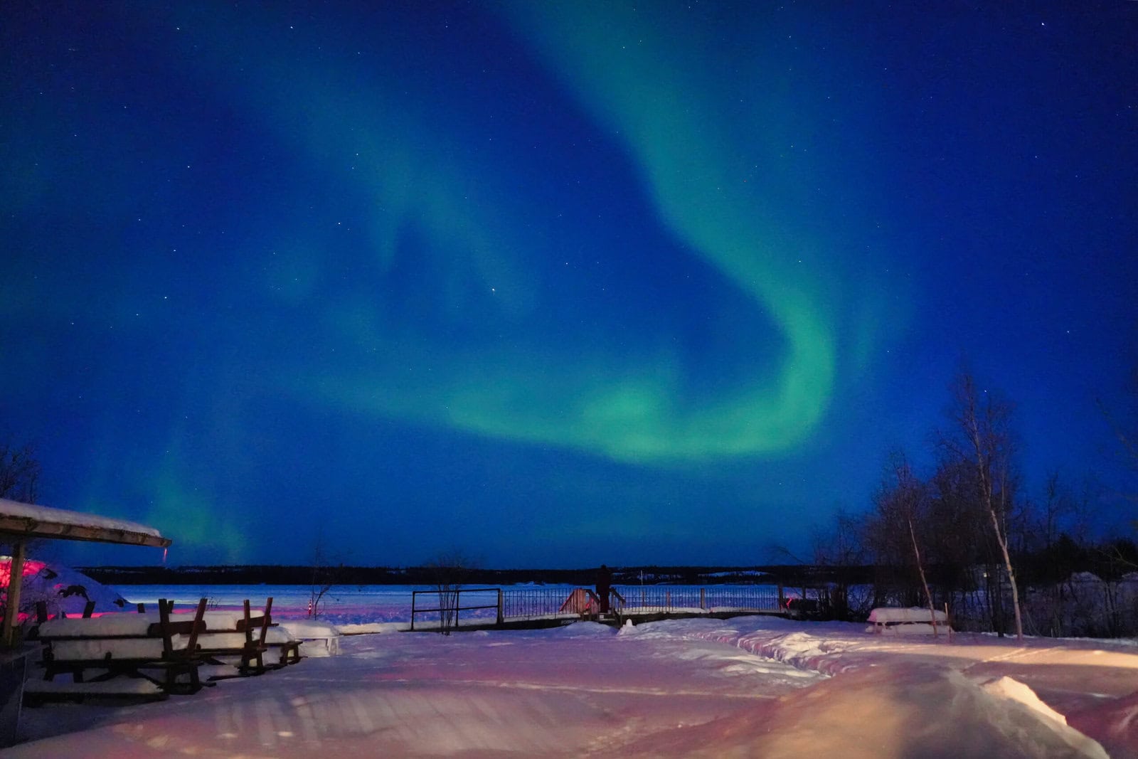 Aurora Bayside Inn・湖上空のオーロラ