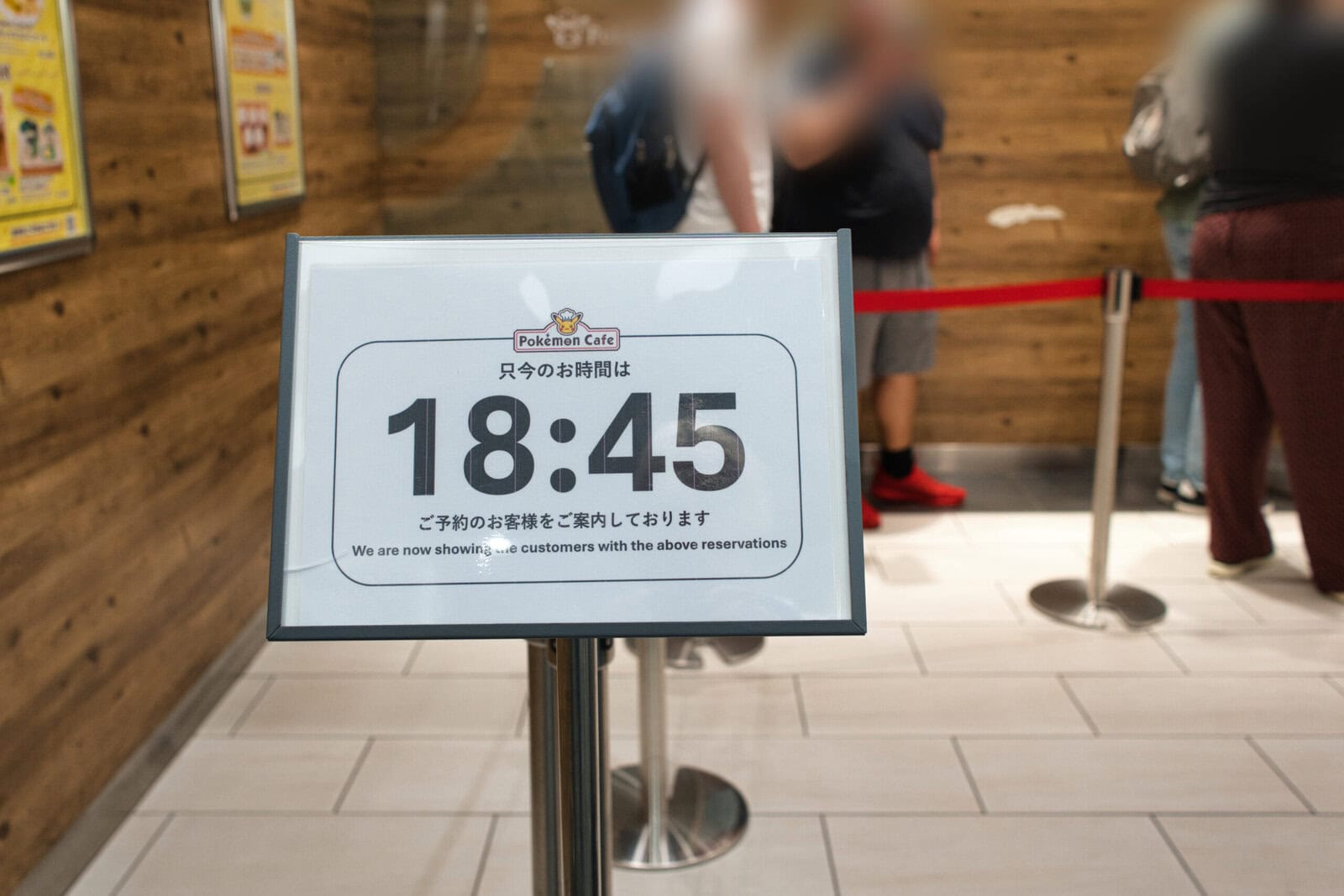 Reservation time display at the café entrance