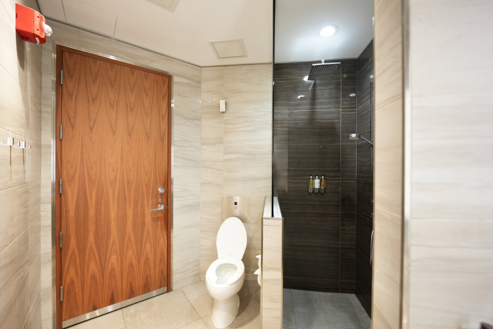 バンクーバー国際空港・エアカナダメイプルリーフラウンジ・シャワーブースはトイレ付き