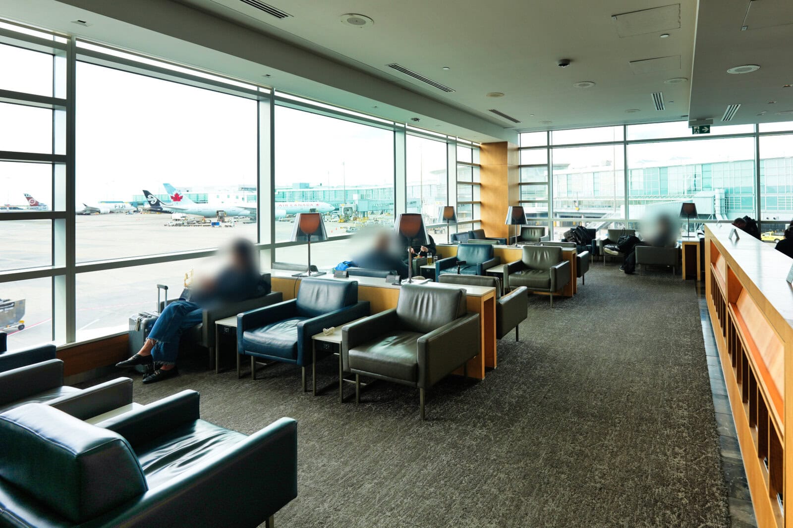 バンクーバー国際空港・エアカナダ・メイプルリーフラウンジ・シーティングエリアからは駐機場を望む