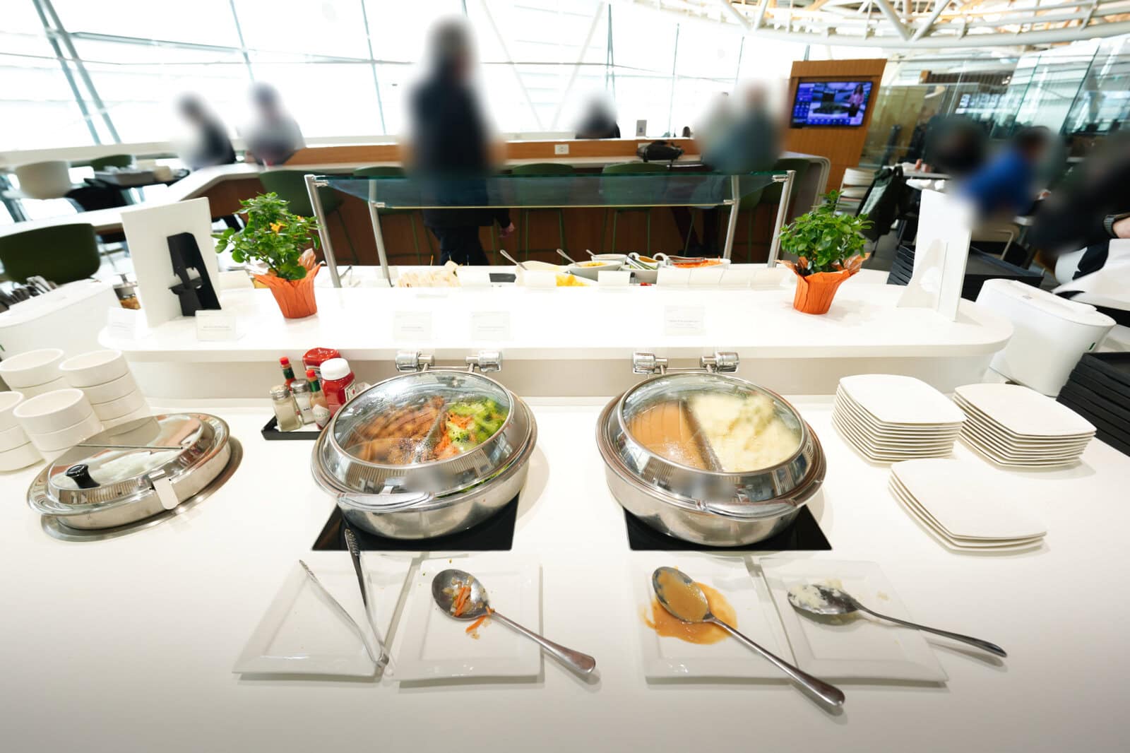 ホットミールも並ぶビュッフェ台。温かい料理を好きなだけ味わえるのも空港ラウンジの醍醐味