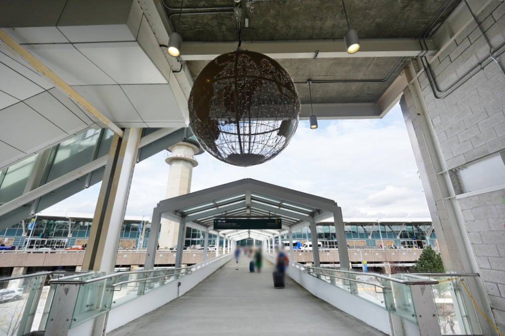 カナダライン・バンクーバー国際空港駅からの通路