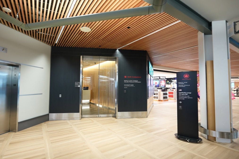 バンクーバー国際空港エアカナダ目イプルリーフラウンジの入り口