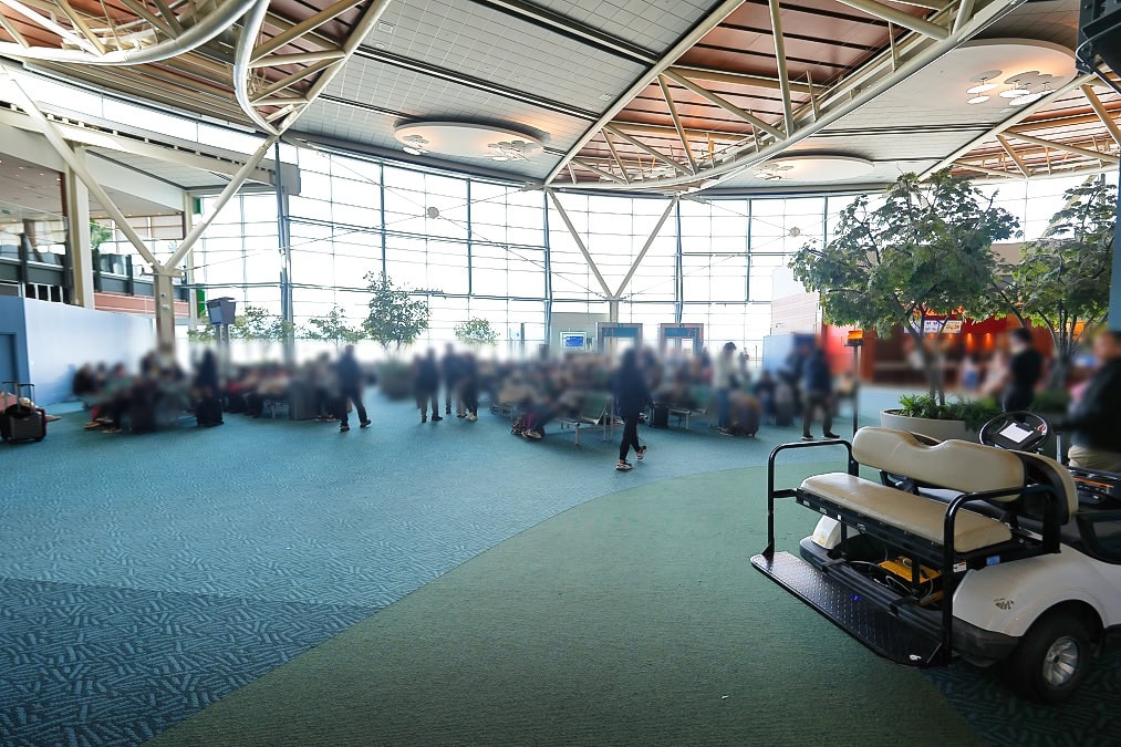 バンクーバー国際空港71番搭乗口前