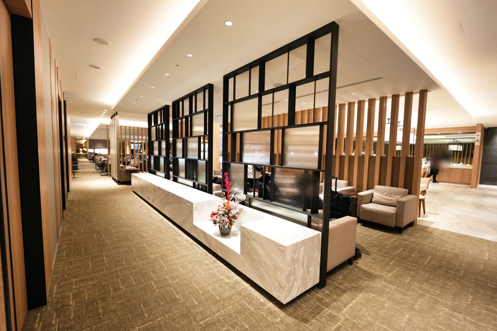 台北松山空港のVIPラウンジ・パーテーション越しの客席