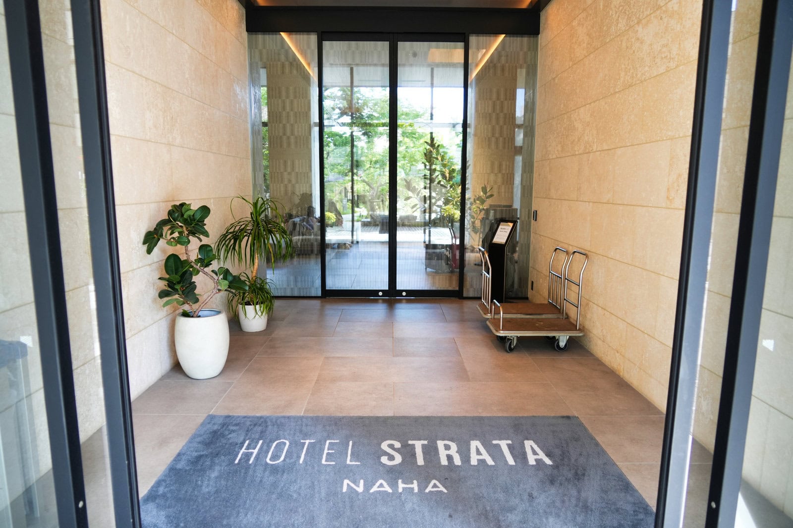 ホテルストレータ那覇・玄関