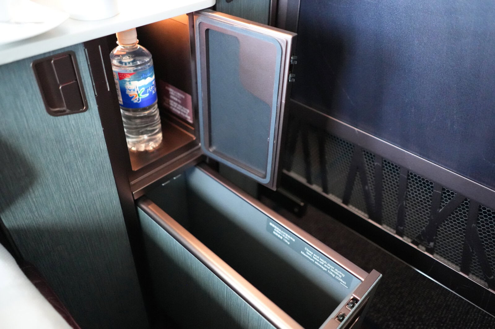 JAL A350-1000 First Class side storage
