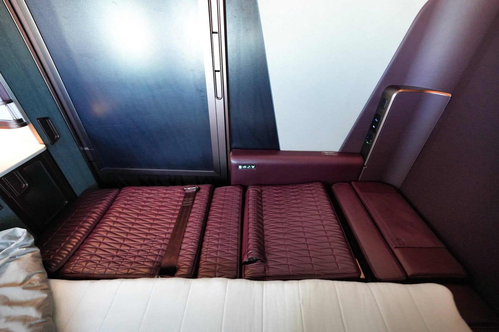 JAL A350-1000 First Class wide bed mode