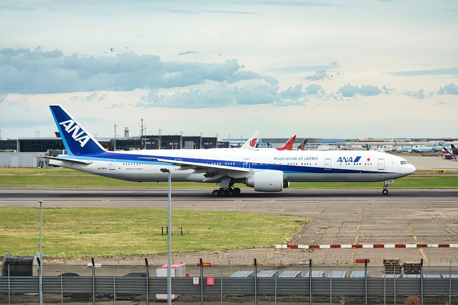 目の前を通るANA機