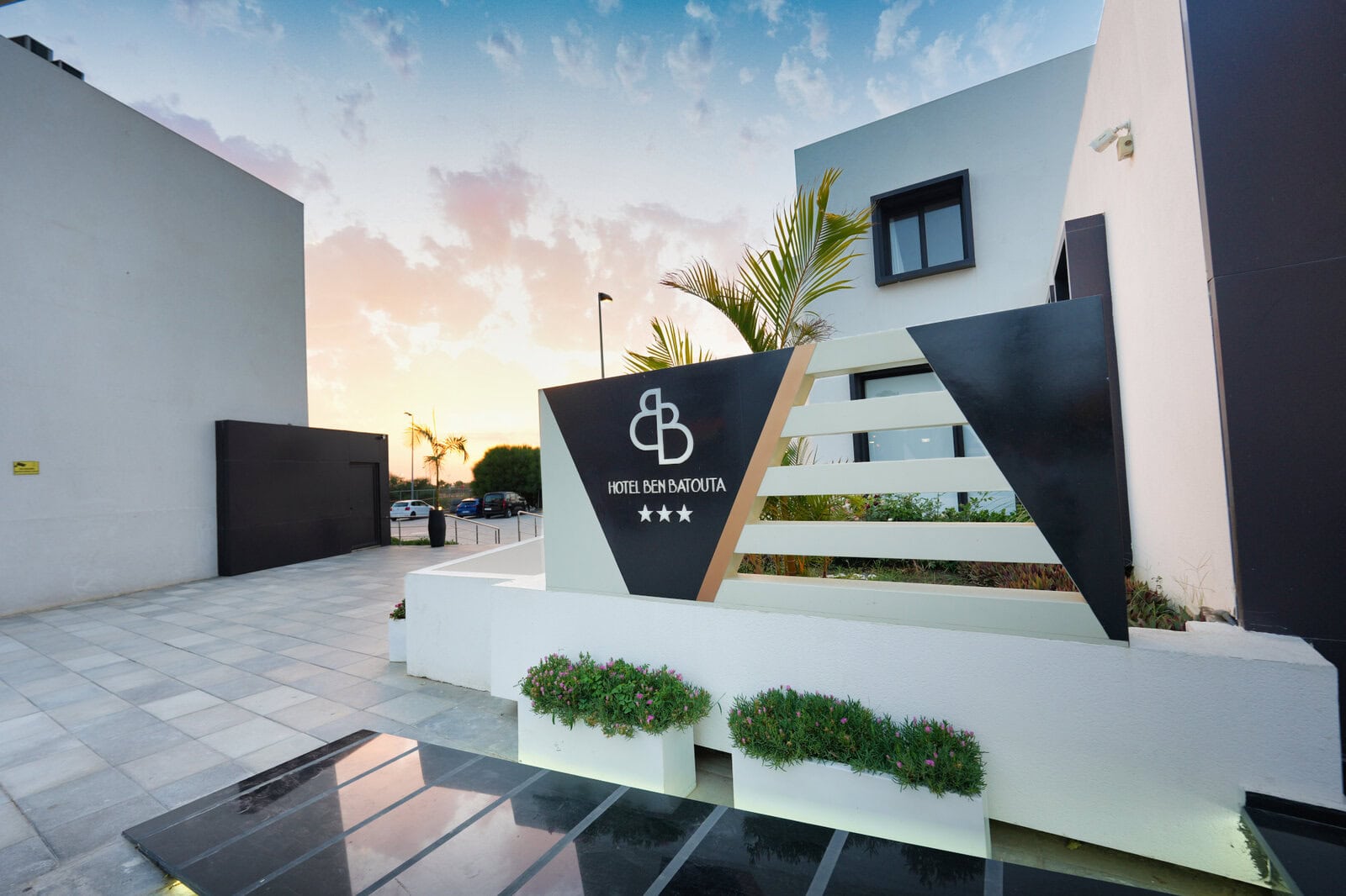 <h3>空港アクセス抜群＆広々客室</h3> 空路でスペインへ戻る前夜に選んだのが、HOTEL BEN BATOUTA TANGIER