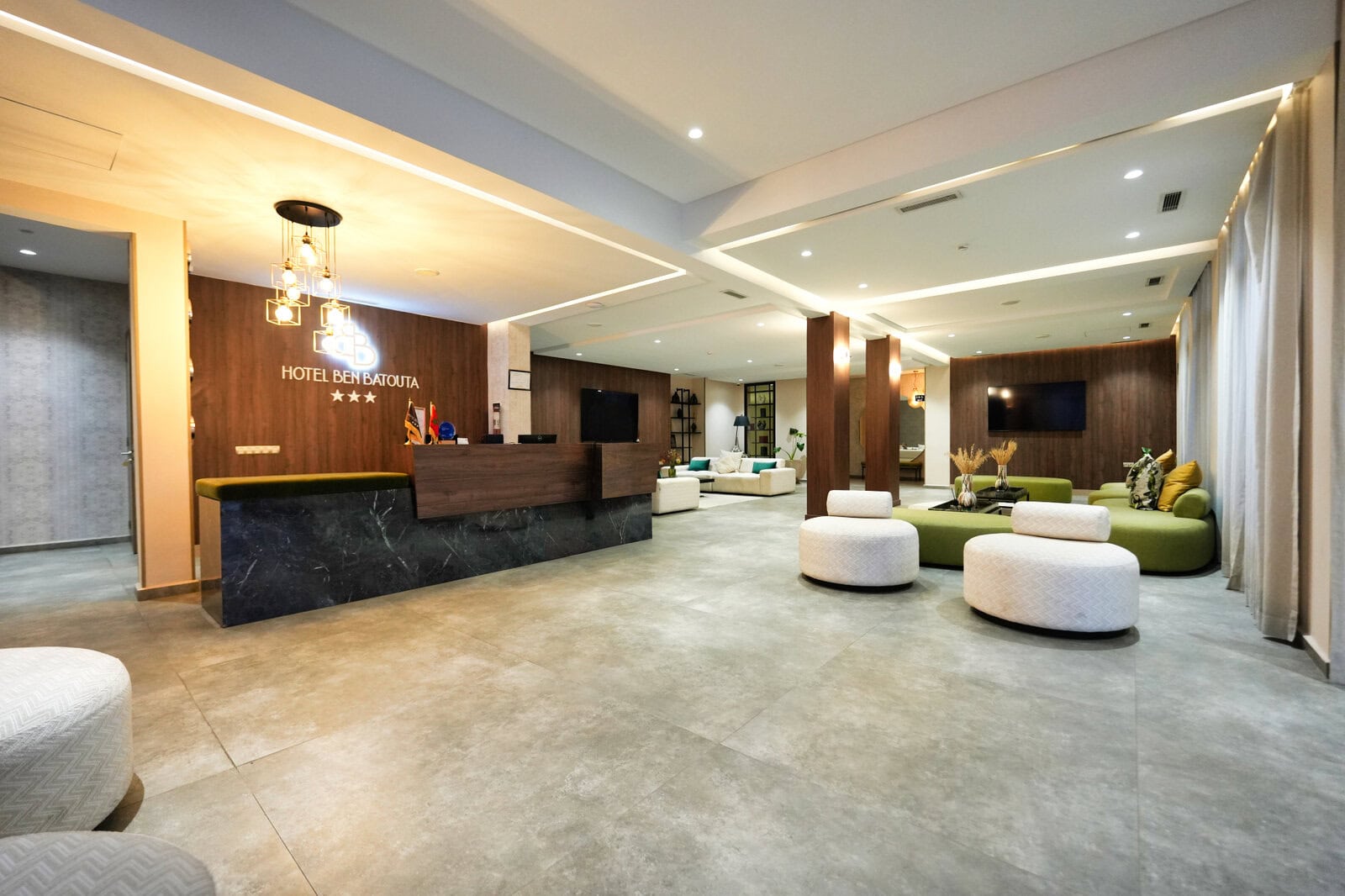<h3>空港アクセス抜群＆広々客室</h3> 空路でスペインへ戻る前夜に選んだのが、HOTEL BEN BATOUTA TANGIERロビー