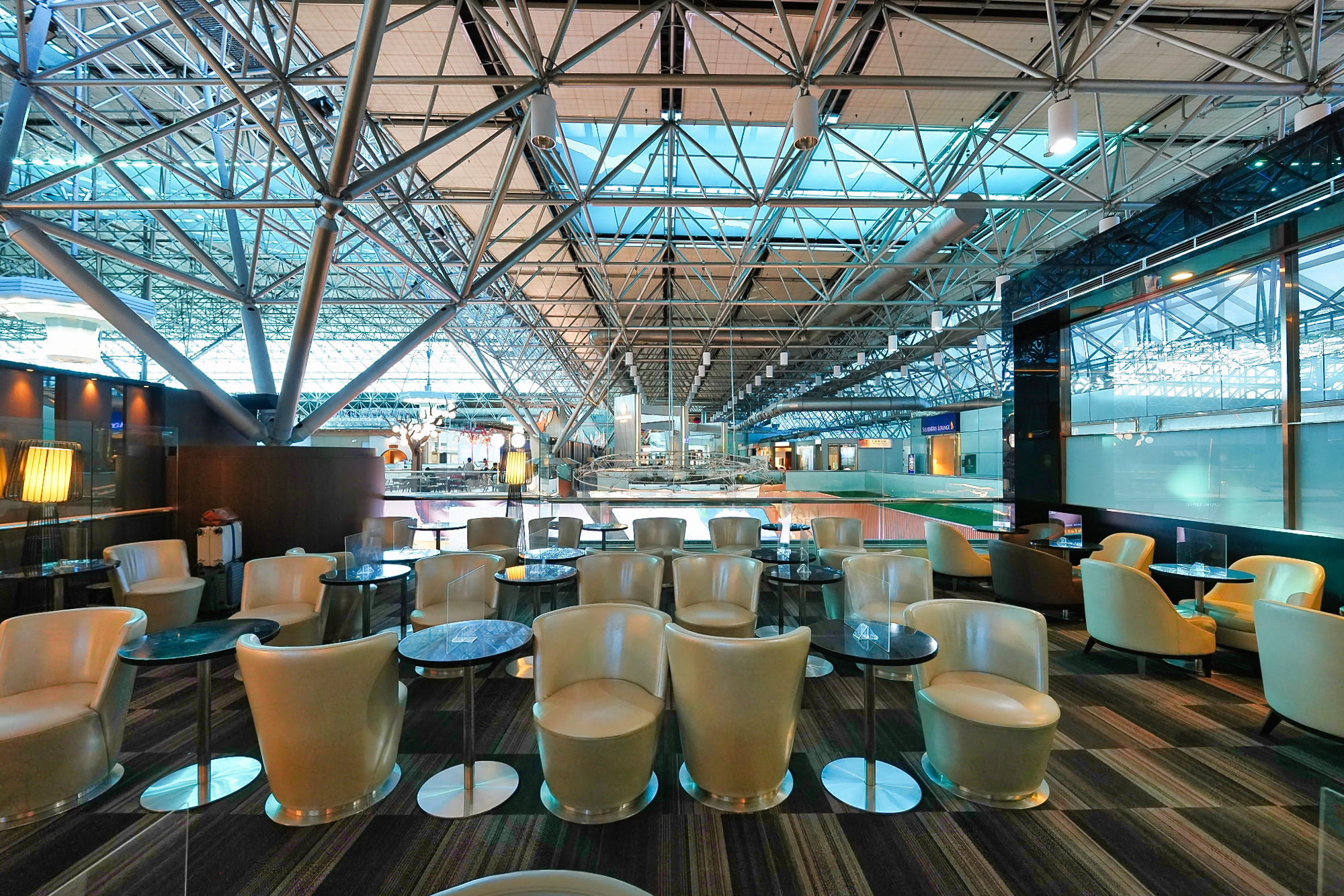 エバー航空The Clubラウンジのインテリア・奥側