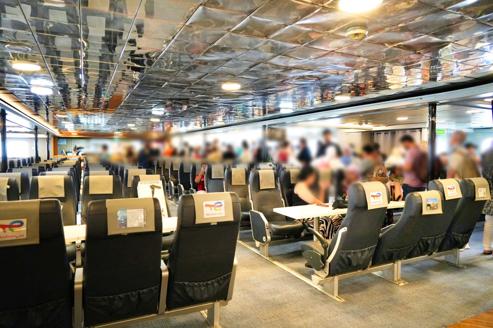 入国審査を待つ人の列