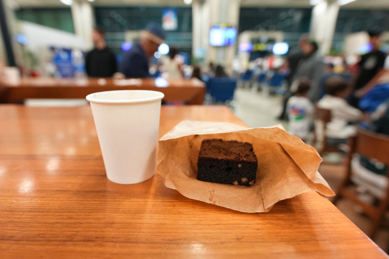 カフェでテイクアウトしたコーヒーとブラウニー